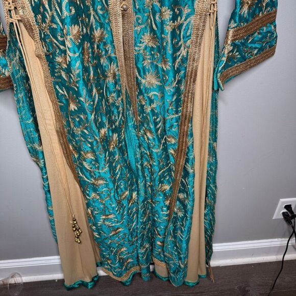 Two piece satin embroidered baroque pattern duster and slip dress - Picture 4 of 14